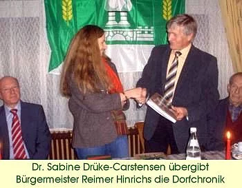 Übergabe der Dorfchronik durch Frau Drüke-Carstensen an den Bürgermeister R. Hinrichs